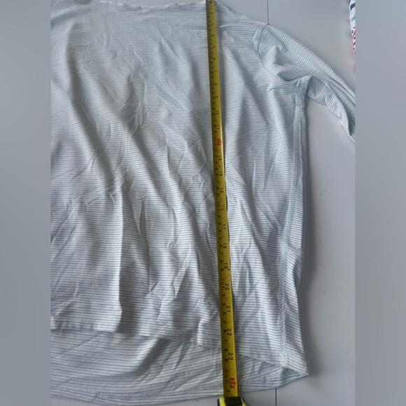 Lululemon Athletica women’s Back in Action tee size 8 white striped - Picture 4 of 5